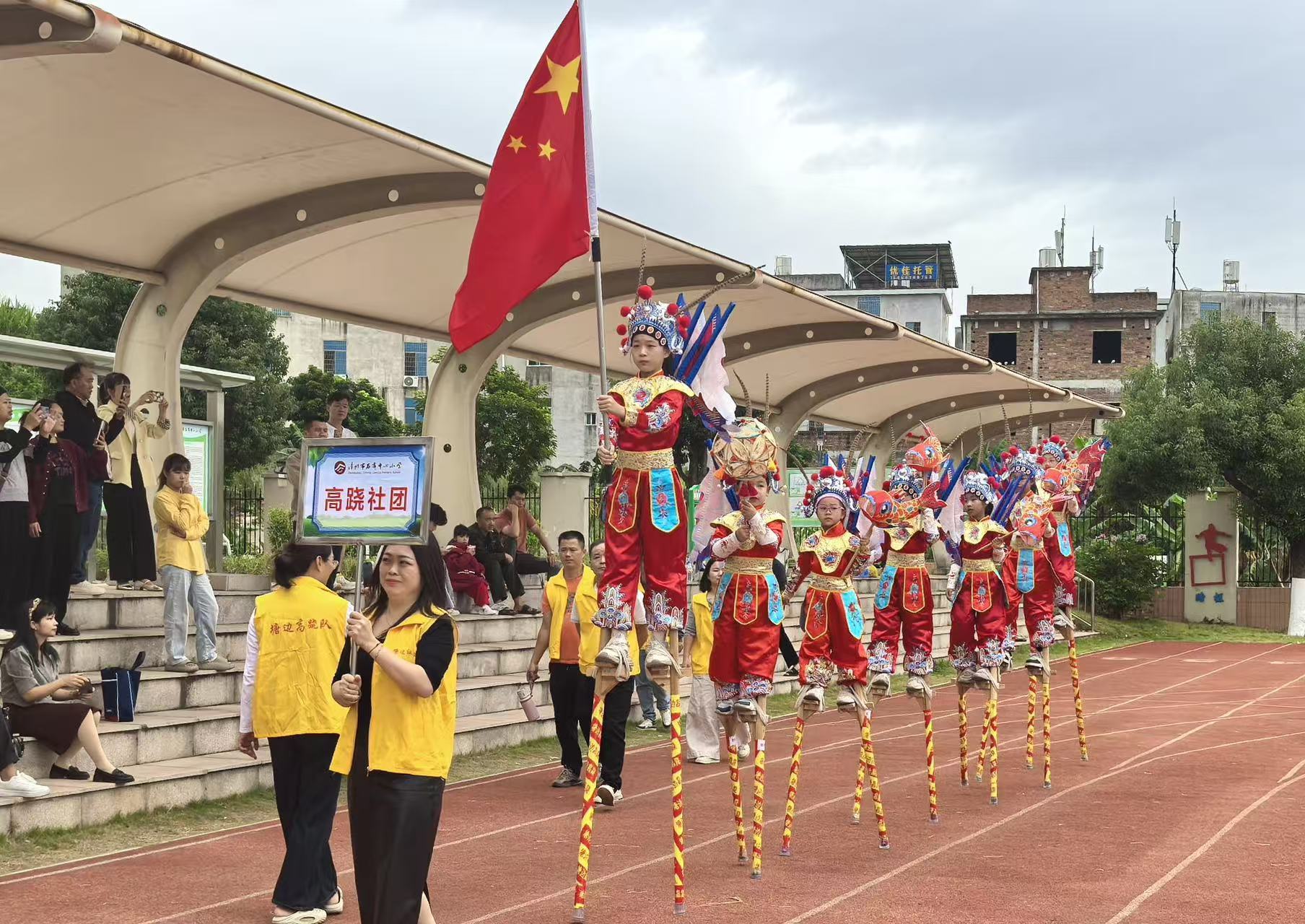 一场硝烟弥漫的足球盛宴掀起阵阵掌声