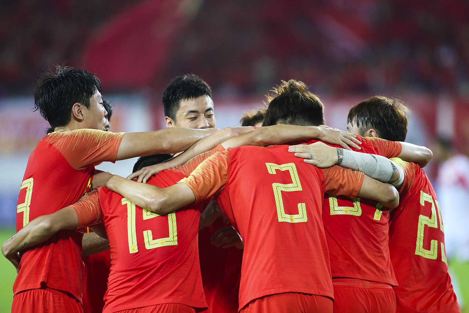 IM体育-国内足球联赛各队实力悬殊，演绎不同精彩