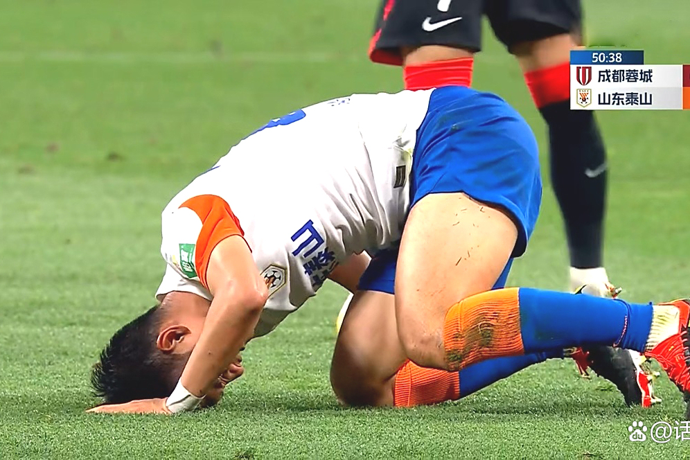 IM体育在线注册-足球赛场上的惊险一幕，胜败皆是常态！