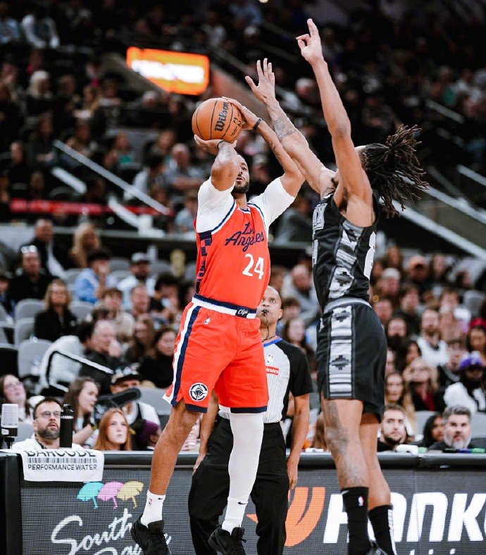 IM体育官方网站-吉林队翻盘雄鹿，福克斯点燃赛场