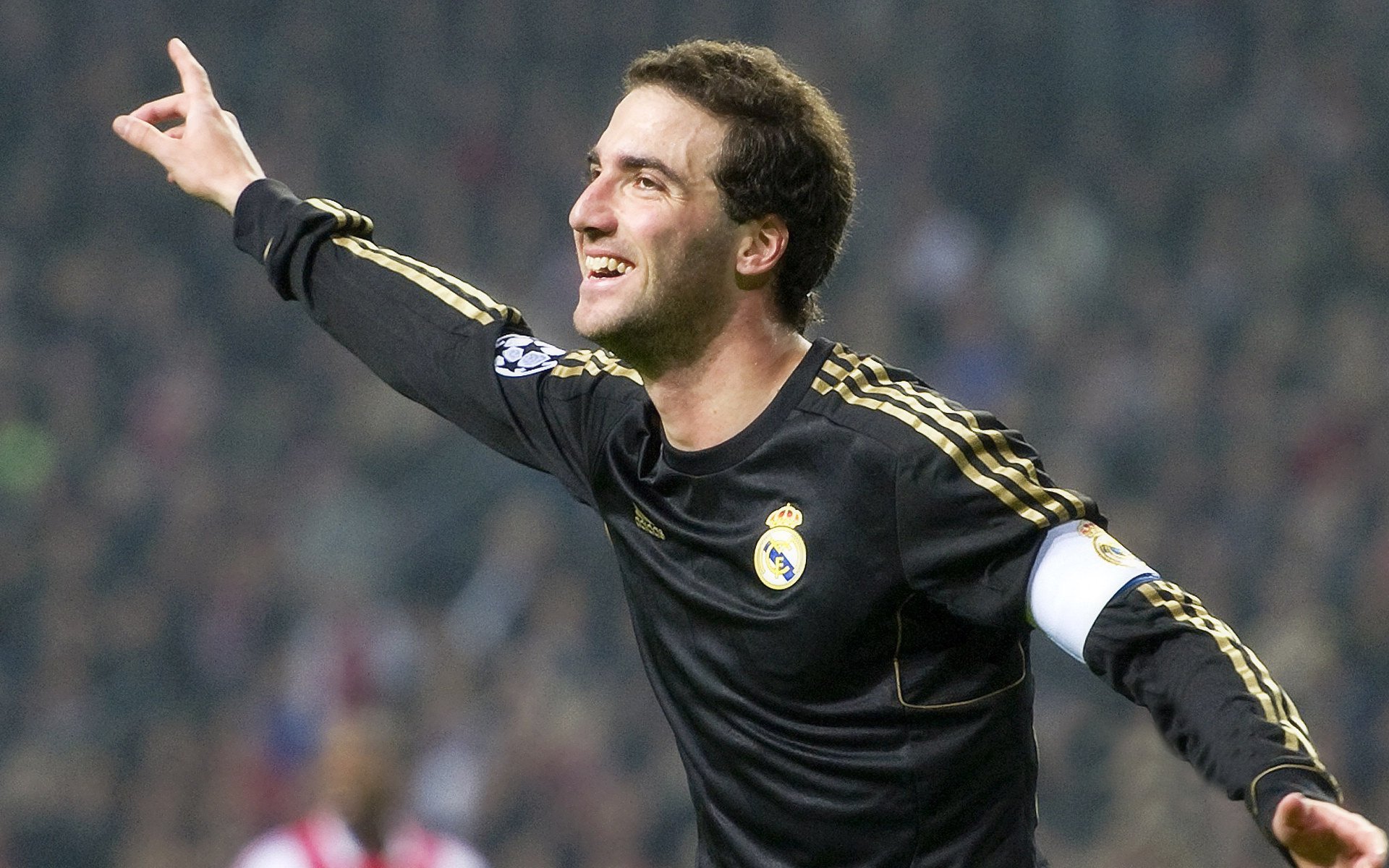 范弗利特末节封神!雄鹿团队篮球完胜雷霆,揭示争冠新密码