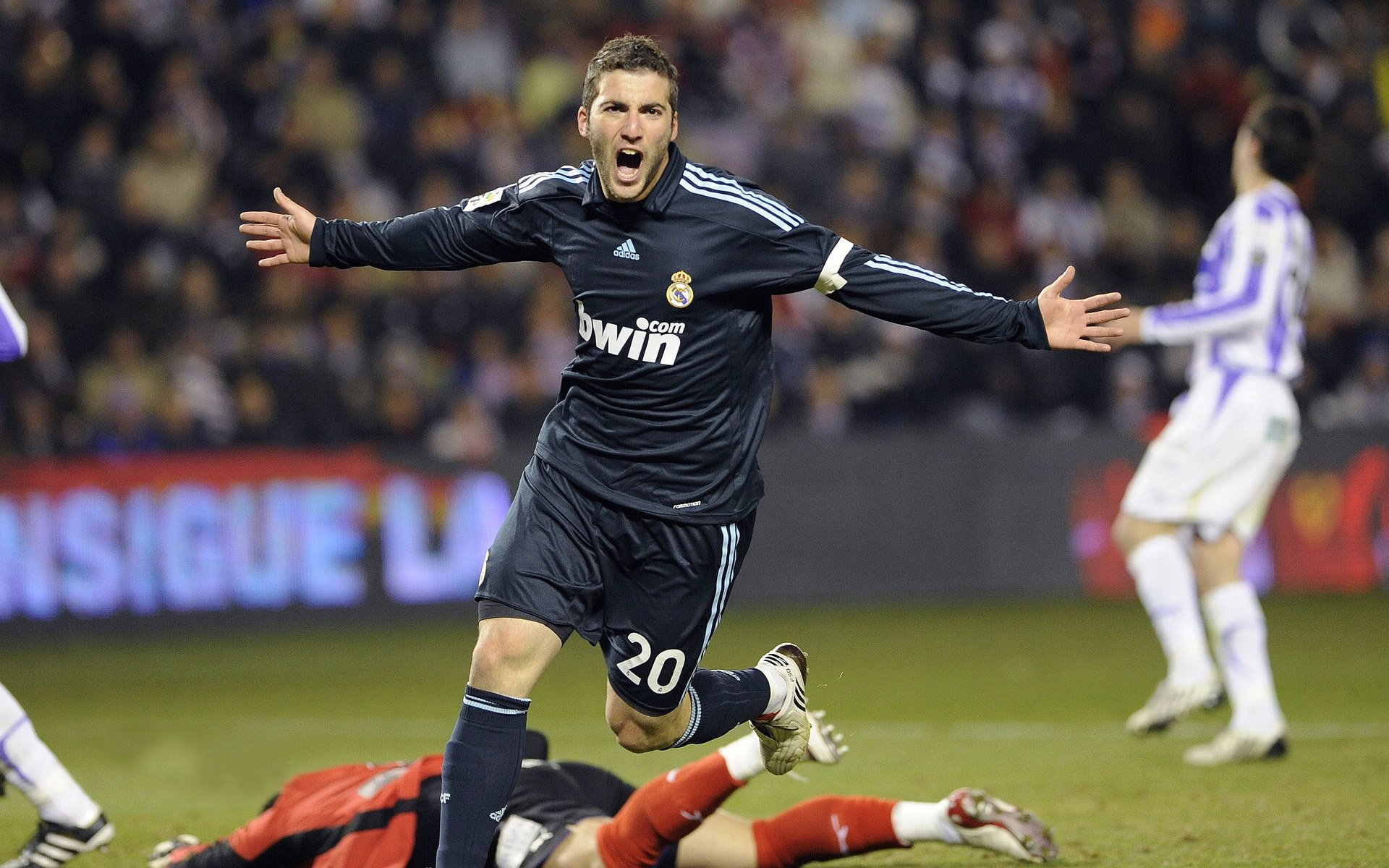 IM体育官方网-火箭强压太阳，爱德华兹成为关键先生